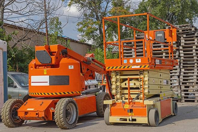 warehouse operations with forklift in motion in Gratis